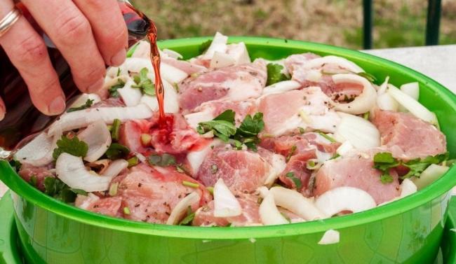 Мясо бобра в маринаде с зеленью Мясо бобра с зеленью