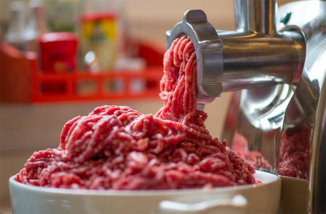 Изготовление фарша для сосисок Мясо через мясорубку копия