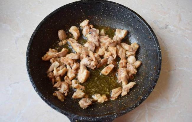 Обжаривание мяса на сковороде Мясо для шаурмы в блине