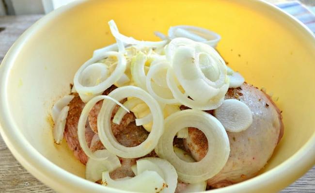Приготовление маринада с лимоном, луком и майонезом Мясо, лук и майонез