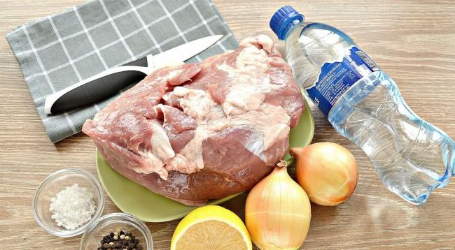 Ингредиенты для приготовления маринада на минеральной воде Мясо, минералка, лук, лимон и специи