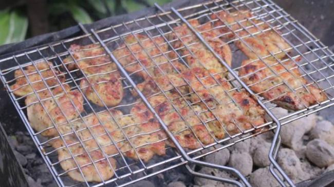 Приготовление мяса на решётке для шаурмы Мясо на решётке для шаурмы