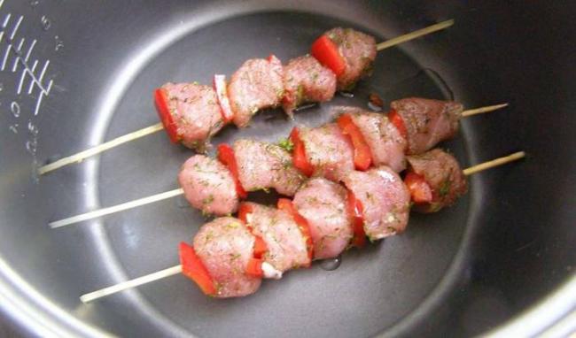 Приготовление шашлыка на шпажках в мультиварке Мясо на шпажках в мультиварке