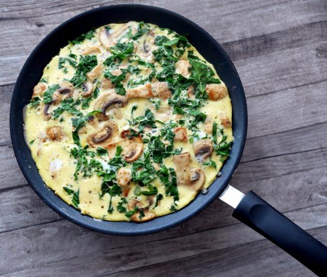 ENKEL OMELETT MED SOPP OG FETAOST - Bakekona