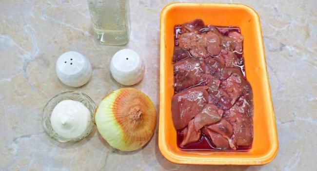 Ингредиенты для приготовления шашлыка из куриной печени на майонезе Печень, лук и майонез