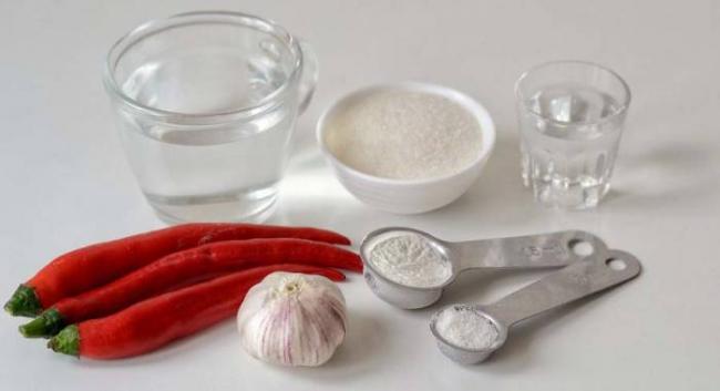 Ингредиенты для приготовления тайского соуса Перец, чеснок, сахар, вода