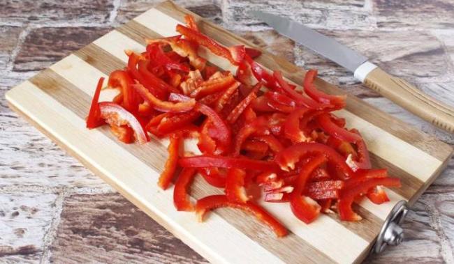 Нарезанный соломкой сладкий перец Перец для салата