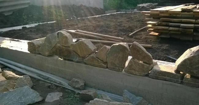Укладка первого уровня из камня Первый ряд камней