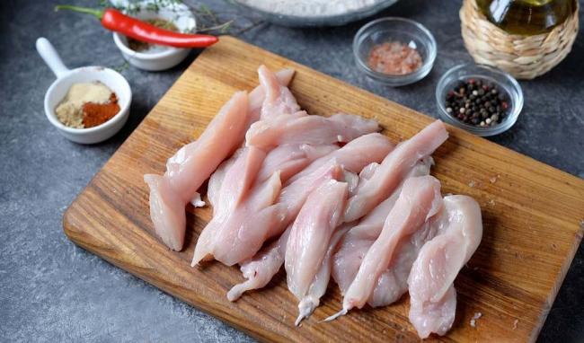Нарезанное на полоски куриное филе Полоски курицы на столе
