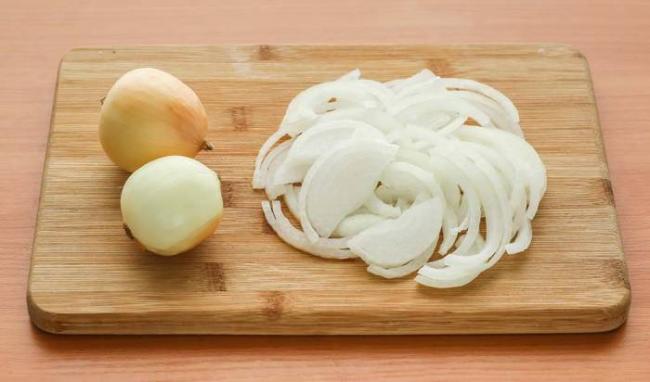 Нарезанный полукольцами лук для шашлыка Полукольца лука грудки