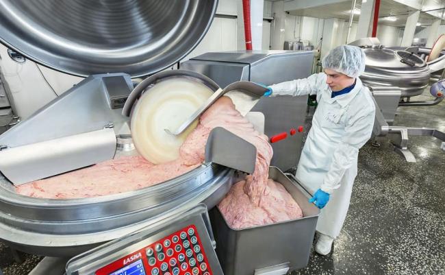 Изготовление фарша для сарделек на производстве Промышленная мясорубка для сарделек