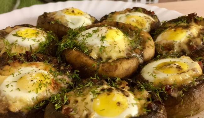 Простой рецепт фаршированных грибов с сыром и яйцом
