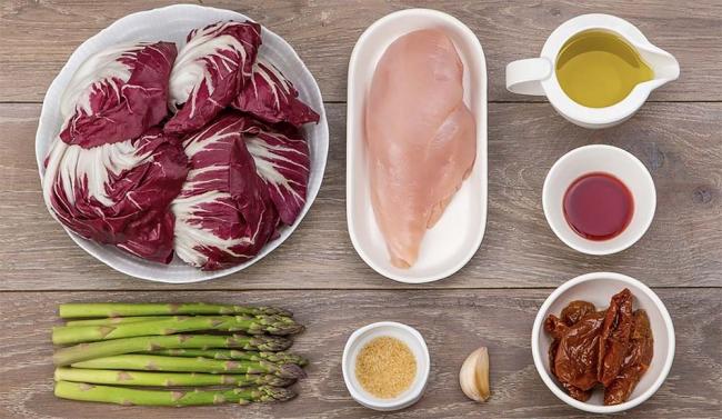 Ингредиенты для приготовления тёплого салата с курицей, спаржей и радиккио Радиккио, спаржа, курица, помидоры
