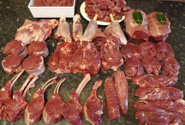 Разделка тушки косули Разделанная косуля на столе
