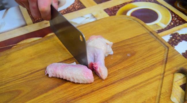 Разделка куриного крылышка на две части Разделка куриного крылышка