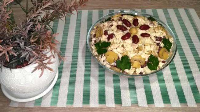 Салат из маринованных грибов с курицей