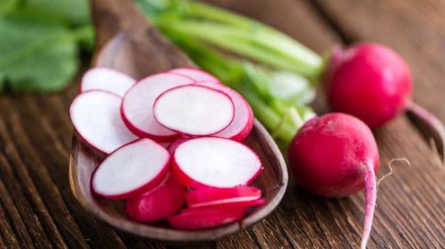 Нарезанная кружочками редиска Редиска для салата