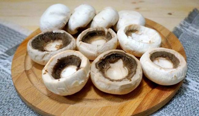 Шампиньоны с вырезанной ножкой Шампиньоны без ножки