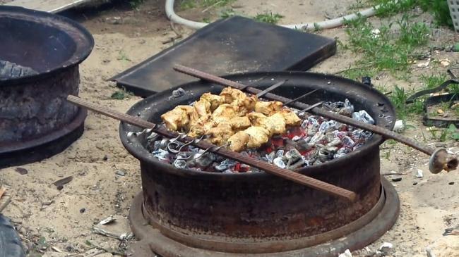 Приготовление шашлыка на мангале из колёсного диска Шашлык на мангале из диска