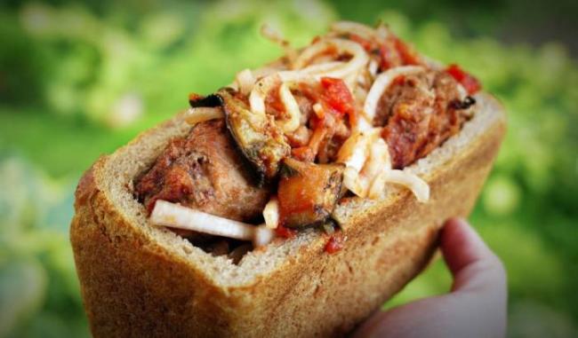 Шашлык по-карски в батоне Шашлык в батоне