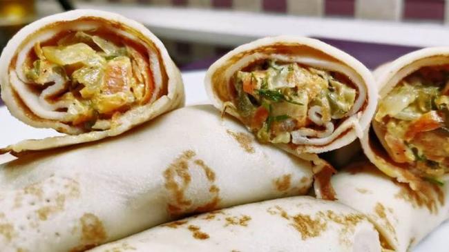 Шаурма в блине с солёным огурцом Шаурма в блине с маринованным огурцом