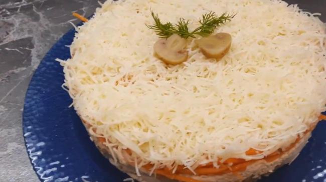 Салат из маринованных грибов с курицей