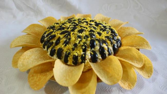 Салат из маринованных грибов с курицей
