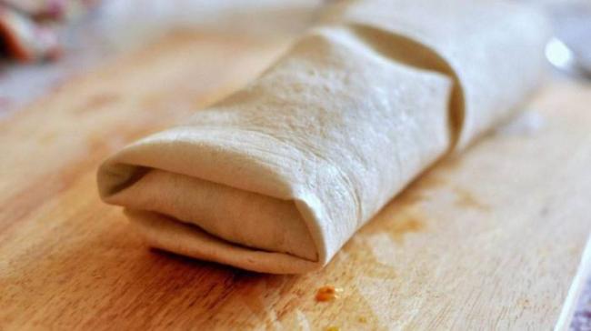 Завёрнутая в лаваш ПП-шаурма Салат, овощи и курица и соус в лаваше