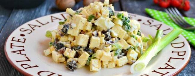 Салат с копчёным тофу и орехами Салат с тофу и орехами