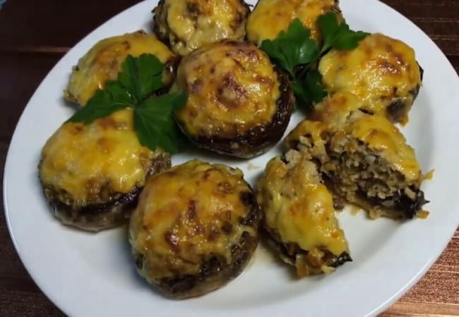 Фаршированные шампиньоны в духовке - самый простой рецепт
