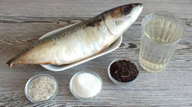 Ингредиенты для засолки скумбрии в чайной заварке Скумбрия, чай, соль и сахар