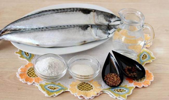 Ингредиенты для засолки скумбрии в рассоле Скумбрия, соль, вода, специи