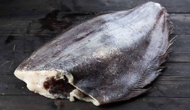 Тушка снекорого палтуса Снекорый палтус на столе