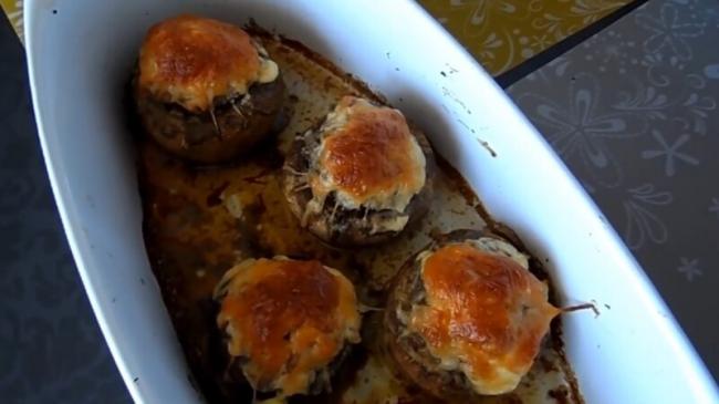 Сочные грибы, фаршированные мясом и сыром - запеченные в духовке