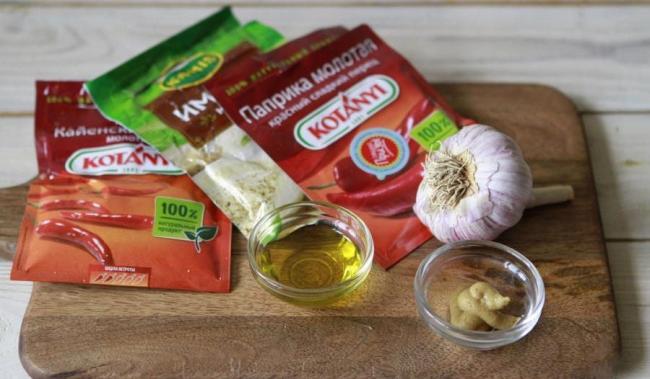 Ингредиенты для приготовления маринада Специи для куриного шашлыка в банке