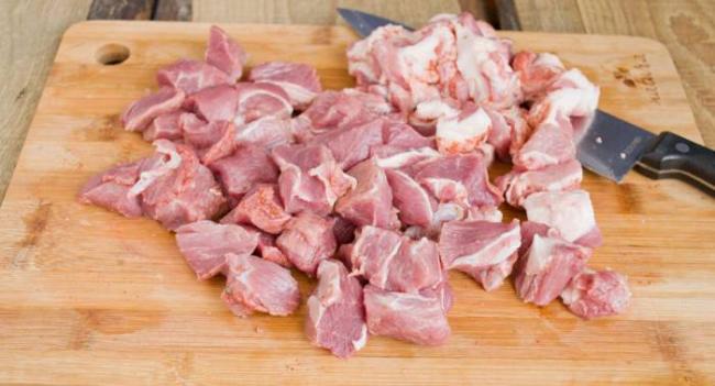 Нарезание свинины небольшими кусочками Свинина для спаржи