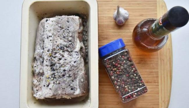 Заливание свиного карбонада уксусом Свинина и уксус