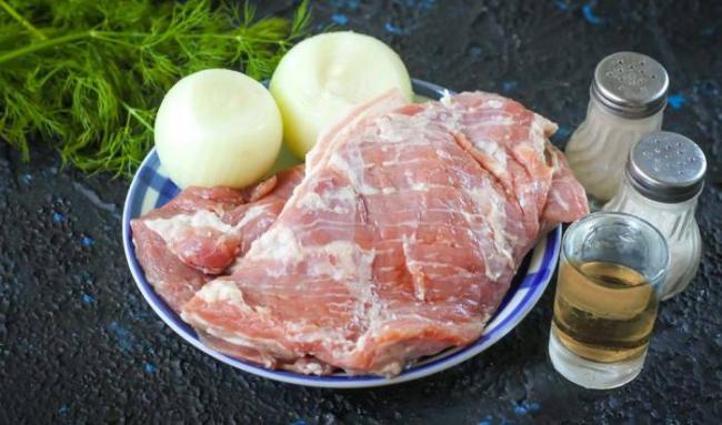 Ингредиенты для приготовления свиного шашлыка в уксусном маринаде Свинина, лук, уксус