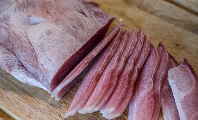 Нарезание подмороженной свинины слайсами Свинина на доске