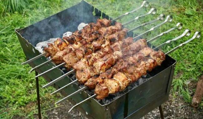 Приготовление шашлыка из свиного окорока на мангале Свинина на мангале