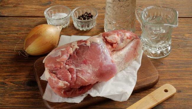 Ингредиенты для приготовления шашлыка из свинины с уксусом и луком Свинина, уксус, лук и специи
