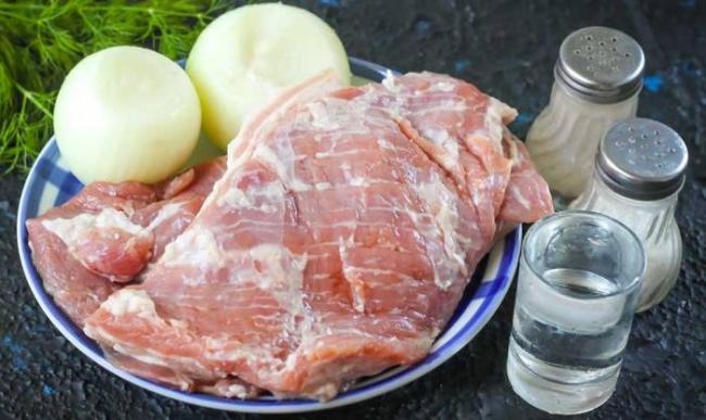 Ингредиенты для приготовления шашлыка с уксусом и луком Свинина, уксус, лук и специи
