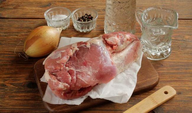 Ингредиенты для приготовления шашлыка с луком и уксусом Свинина, уксус, лук и специи