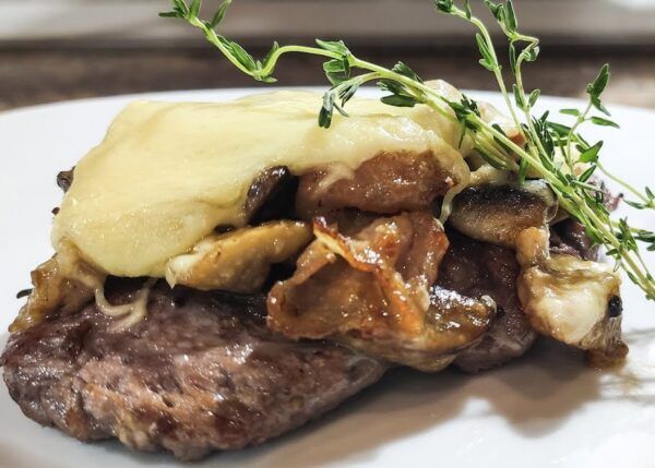 Как вкусно приготовить свинину с грибами в духовке