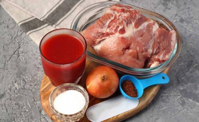 Ингредиенты для приготовления шашлыка в томатном маринаде Свинина, томатная паста, лук и специи