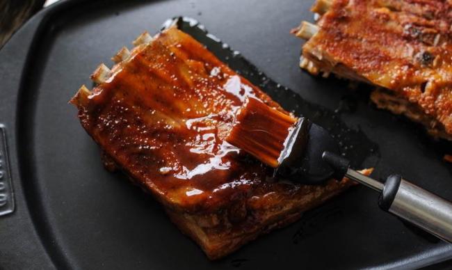Смазывание рёбрышек соусом BBQ  Свиные рёбра и соус BBQ