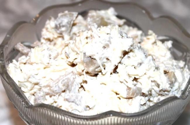 Салат из маринованных грибов с курицей