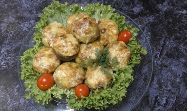 Запеченные в духовке грибы, фаршированные курицей и сыром