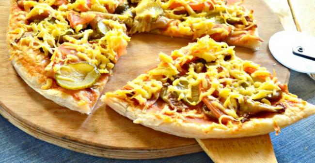 Пицца с грибами, маринованным огурцом и помидором - классический рецепт с фото