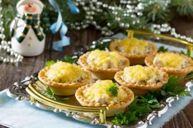 Тарталетки с грибами, сыром и чесноком, рецепт с фото - Vkuso.ru